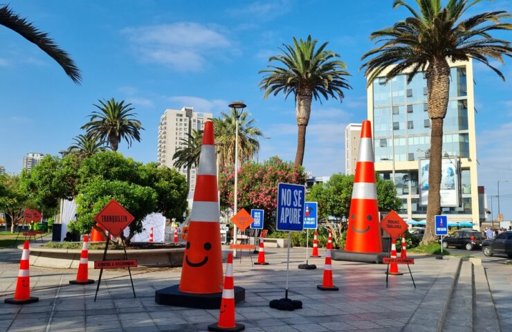 Cono sonriente de 5 metros aterriza en la Región de Antofagasta para promover la seguridad vial
