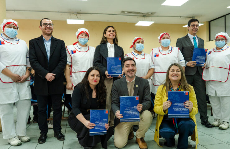 Gobierno presenta primera guía para mejorar condiciones de trabajo de 35 mil manipuladoras de los programas de alimentación Escolar y Párvulos
