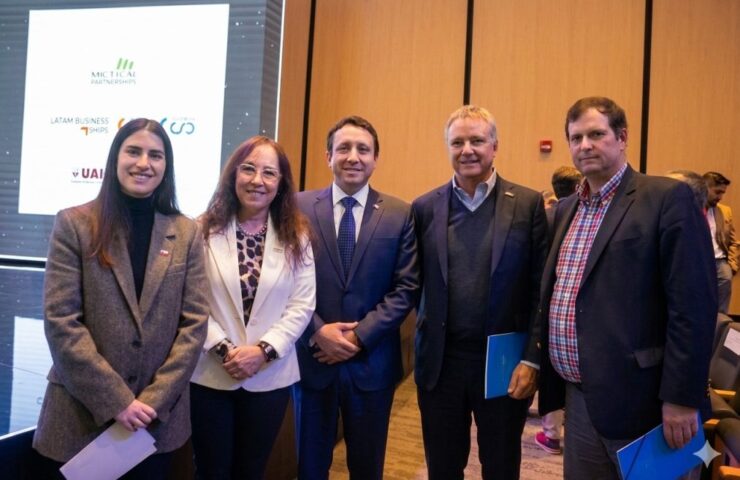 Gobierno destaca vínculo entre crecimiento económico, empleo formal y seguridad laboral en ceremonia de premiación de la CChC